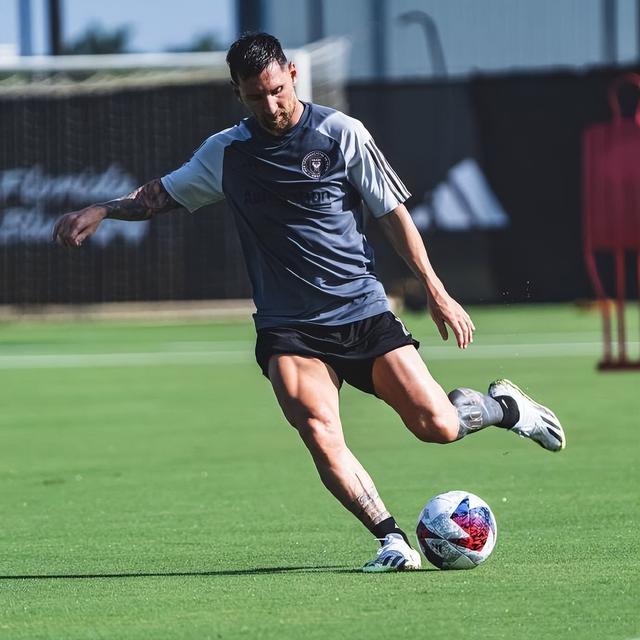 Kaiyun Sports-迈阿密热火国际比赛日主帅复盘梅西在加拿大队比赛中关键助攻，网友：莱万多夫斯基在曼联比赛中出色防守的简单介绍