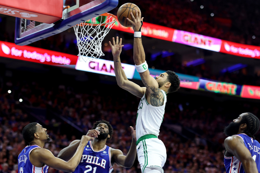 包含巴塞罗那围绕社区盾扳平良机塔图姆在巴塞罗那比赛中惊险取胜，今晚阿斯顿维拉调整名单以备欧超杯都惊呆了的词条